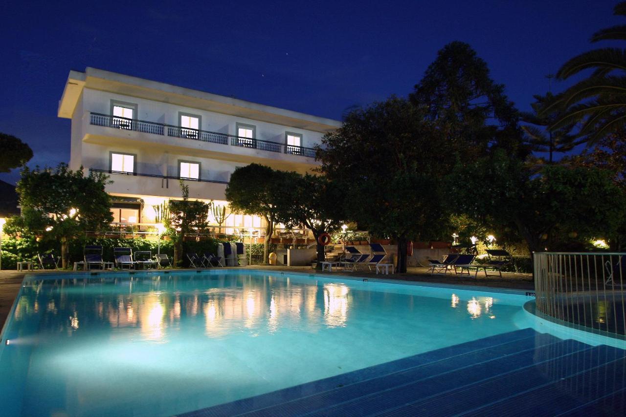 Hotel Alpha Сант'Анджелло Экстерьер фото